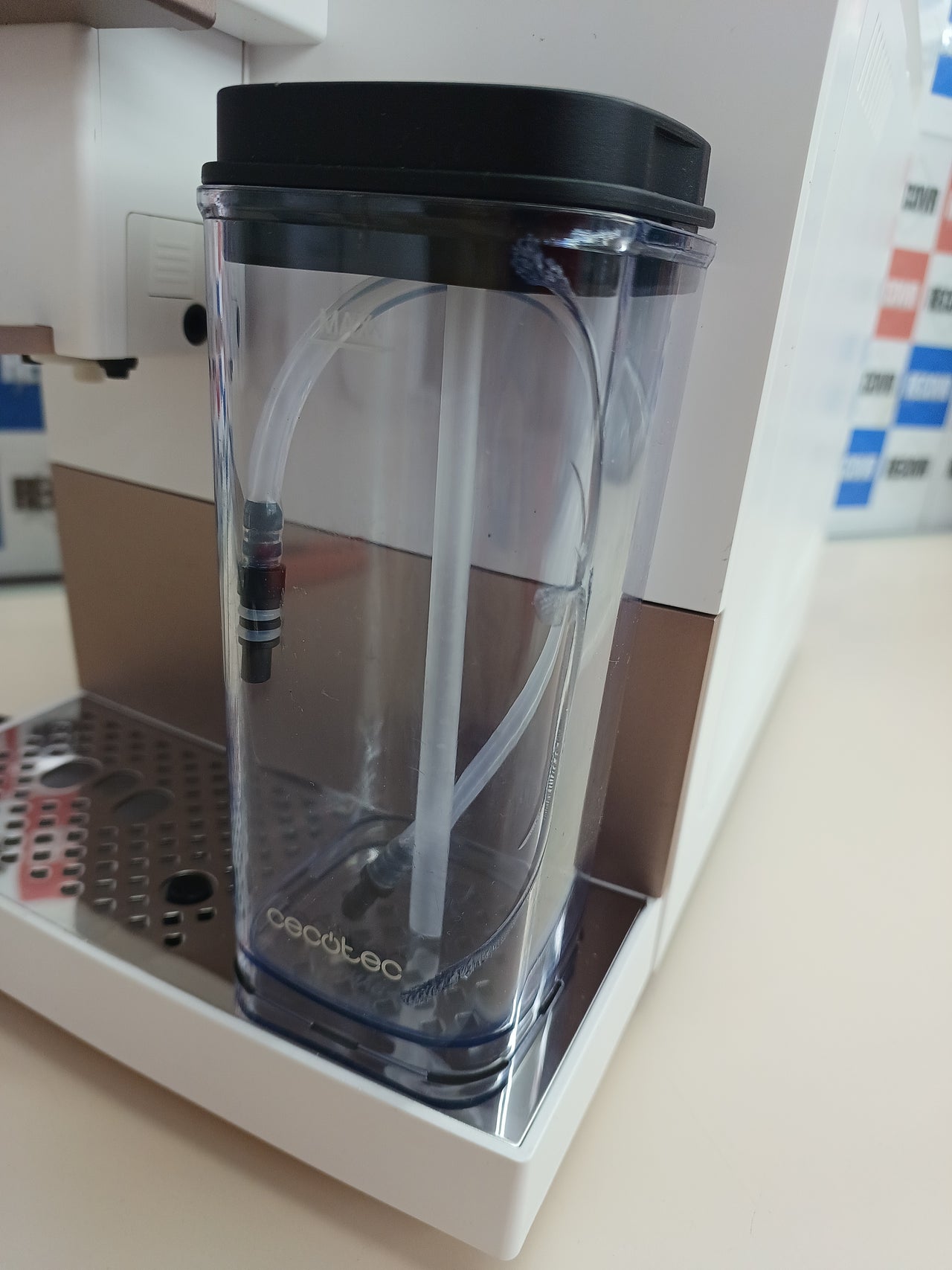 Cafetera superautomática WiFi 19 bares con leche y molinillo - Cecotec