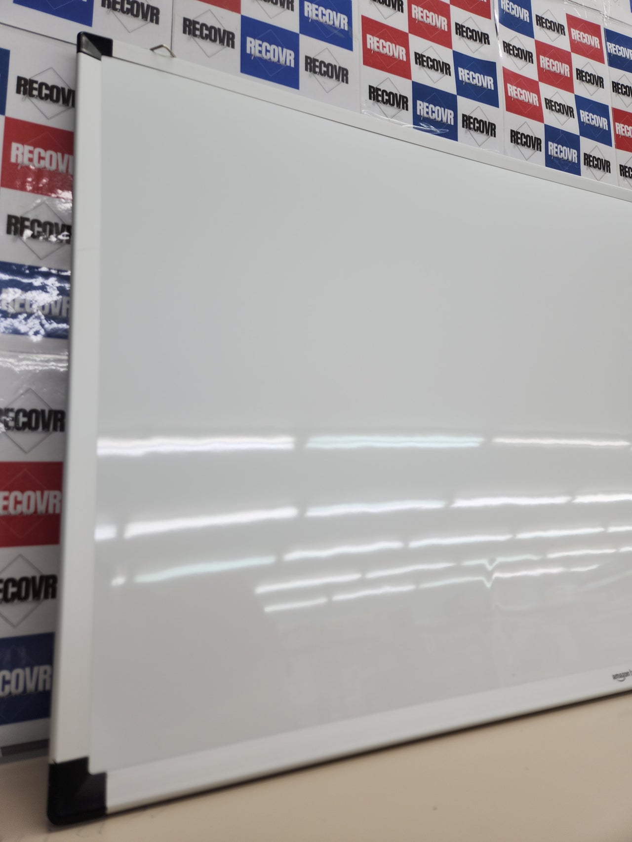 Pizarra 60 x 90 cm blanca magnética con bandeja para rotuladores y marco de aluminio, Amazon Basics