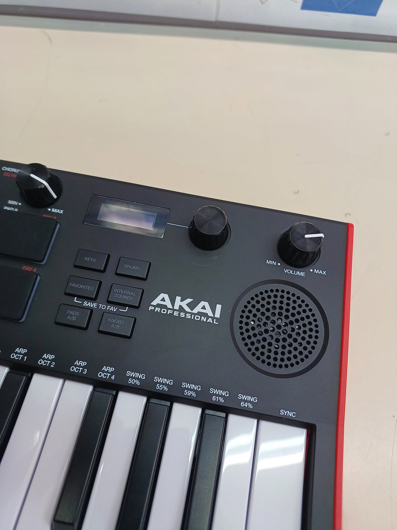 Controlador MIDI 25 teclas con altavoz y pads Akai MPK Mini Play MK3