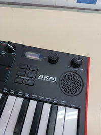 Controlador MIDI 25 teclas con altavoz y pads Akai MPK Mini Play MK3