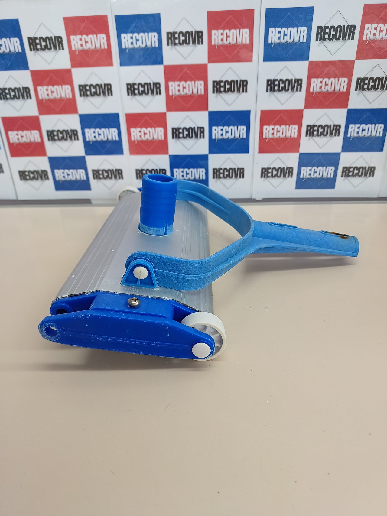 Limpiafondos Manual QP 500340C – Metálico, Cepillo de Nylon, 4 Ruedas, Fijación Clip (Ancho 335 mm)