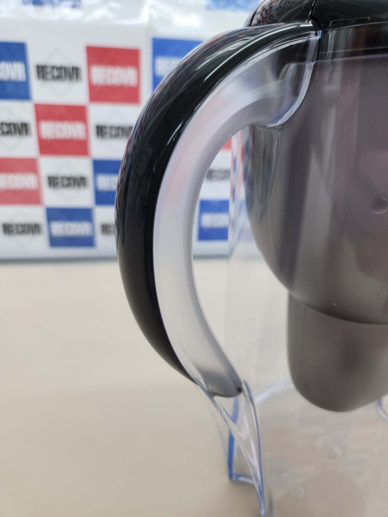 Jarra Filtro Agua2.4L Marella  jarra adaptable al frigorífico con LTI digital y tapa abatible que reduce cloro, cal e impurezas.BRITA