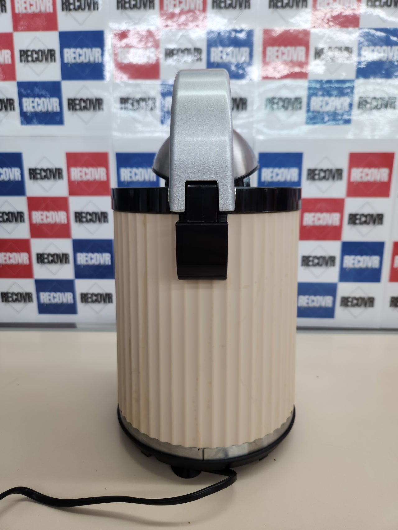Exprimidor 600W Eléctrico de Brazo para Naranjas y Cítricos Xqueeze RetroJuice 600 Beige. Estilo Retro, Filtro de Acero Inoxidable, Cono de Plástico, Palanca para Extraer Pulpa, Antigoteo Cecotec