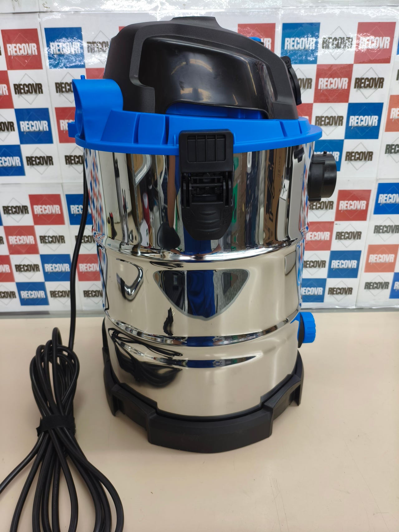 Aspirador industrial para sólidos y líquidos de 30 litros