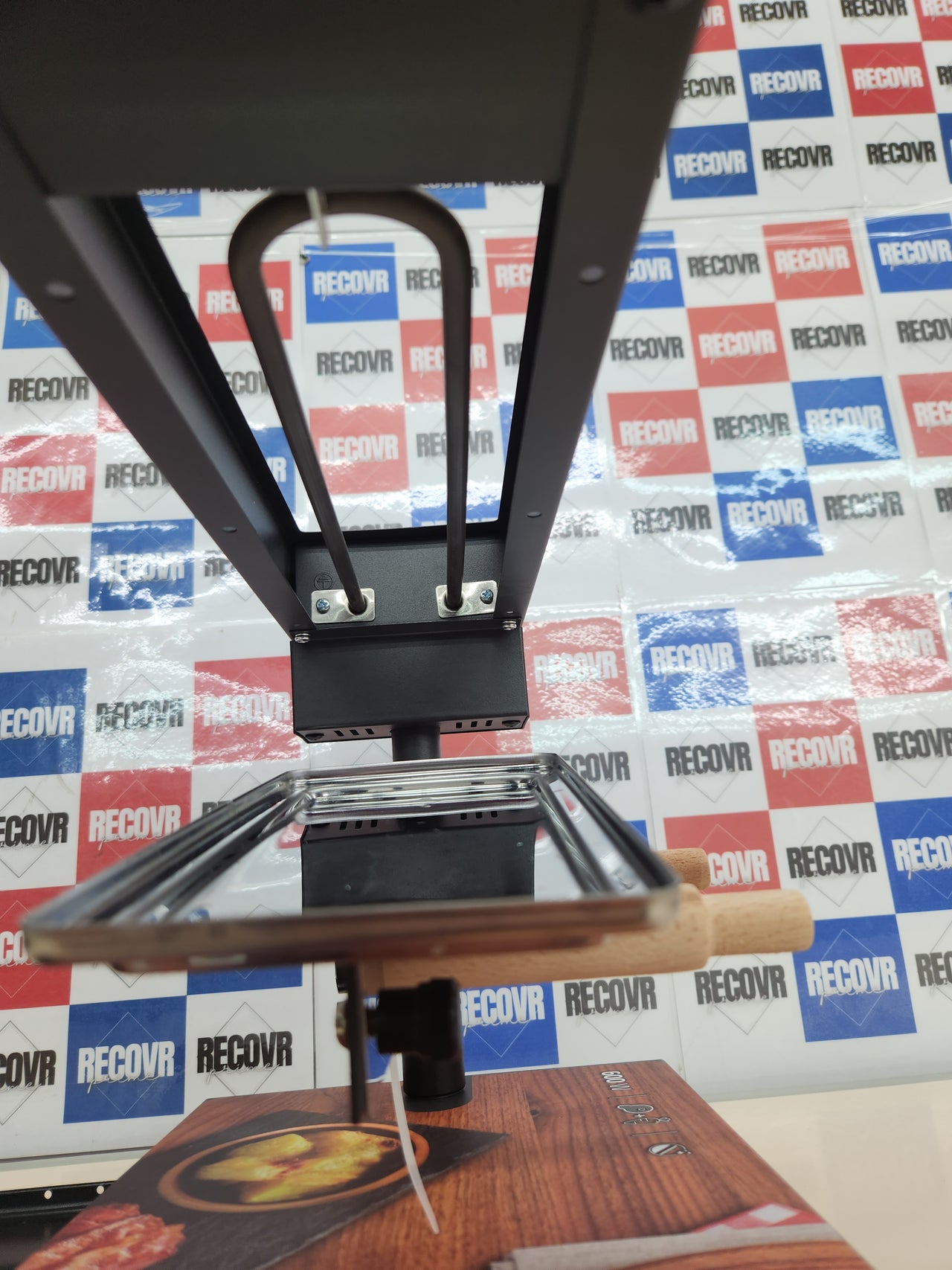 Raclette Cheese&Grill 60oW 6000 Black. Potencia, Función Grill, Acabado Acero INOX, Termostato Regulable, 2 espátulas de Madera, Parrilla Superior Antiadherente Cecotec