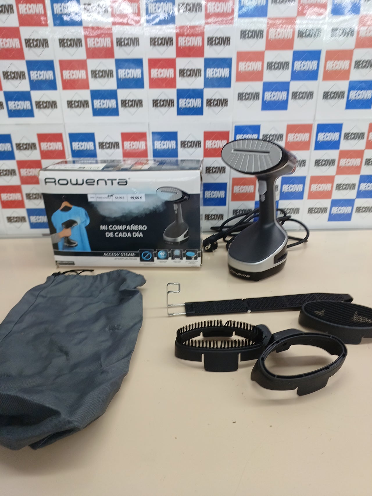 Plancha vertical 1600 W, elimina arrugas y olores ROWENTA