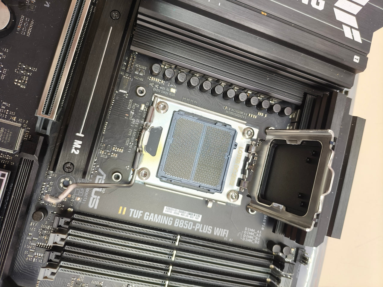 Placa base ASUS TUF GAMING B850-PLUS WIFI ATX para AMD Ryzen DDR5