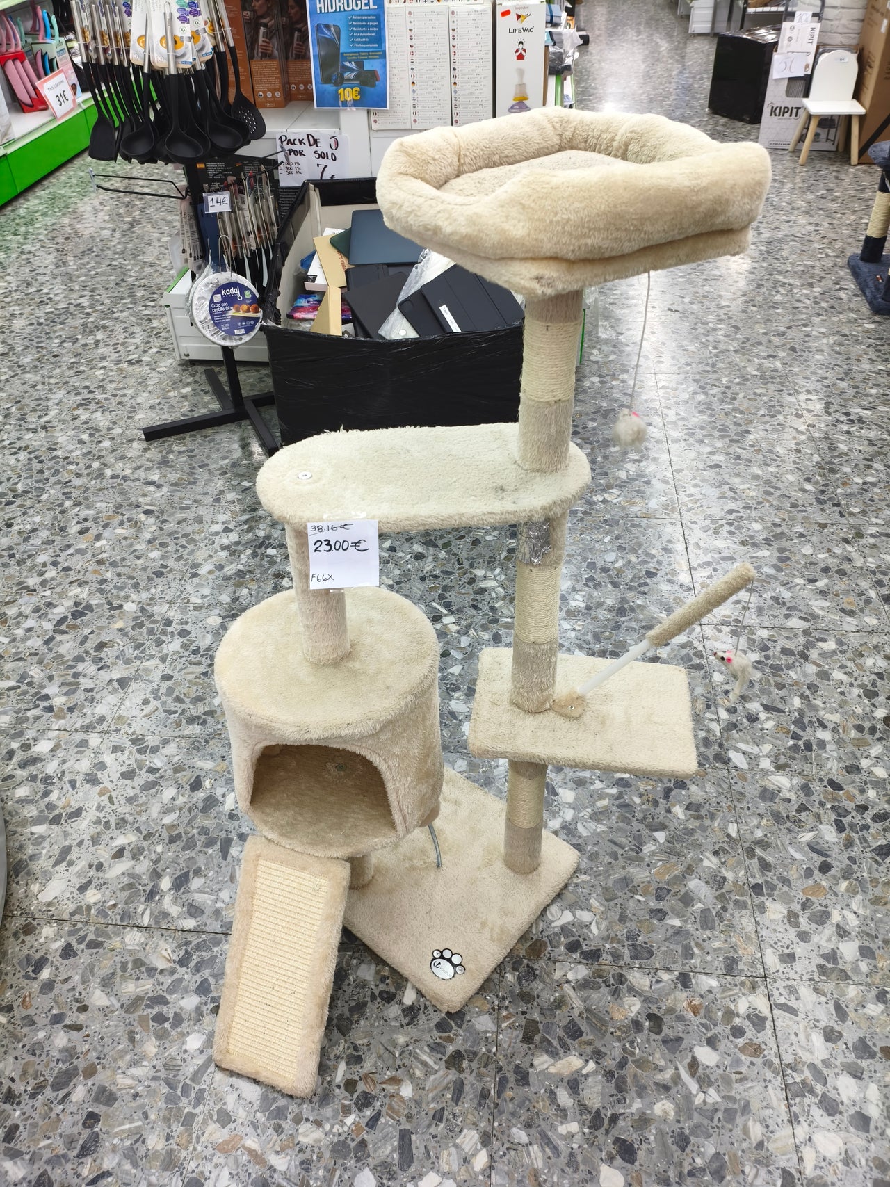 Árbol rascador para gatos VOUNOT 112 cm con plataformas y refugios beige