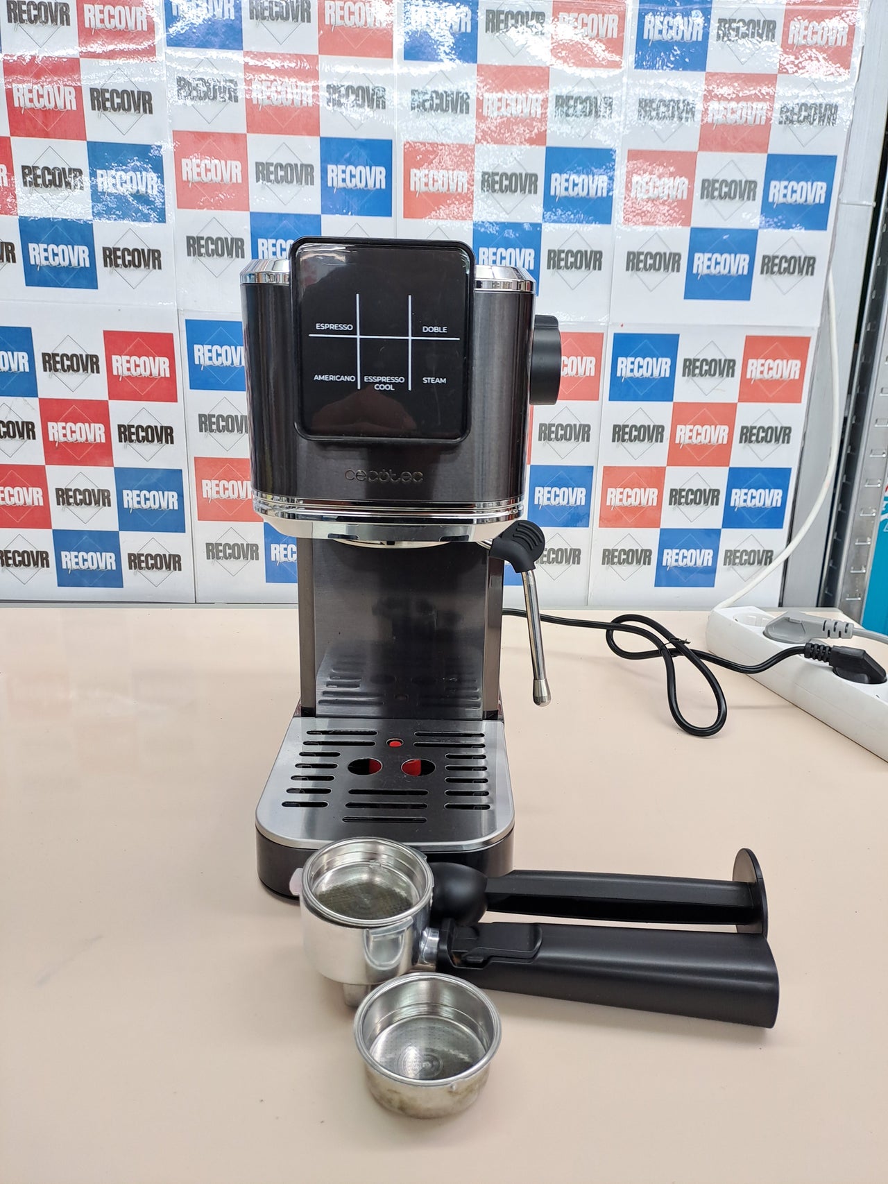 Cafetera Cecotec  express para espresso y cappuccino Cafelizzia ColdBrew.