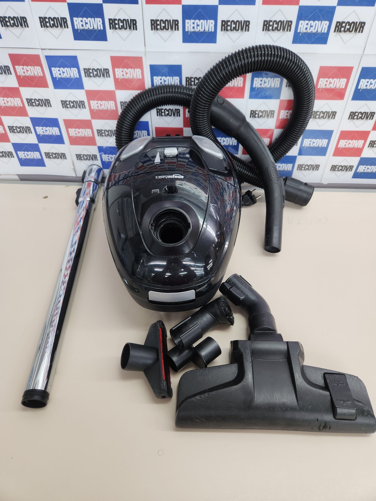 Aspirador 700W con Bolsa, Compacto, Ligero y Potente con Filtro HEPA Amazon Basics