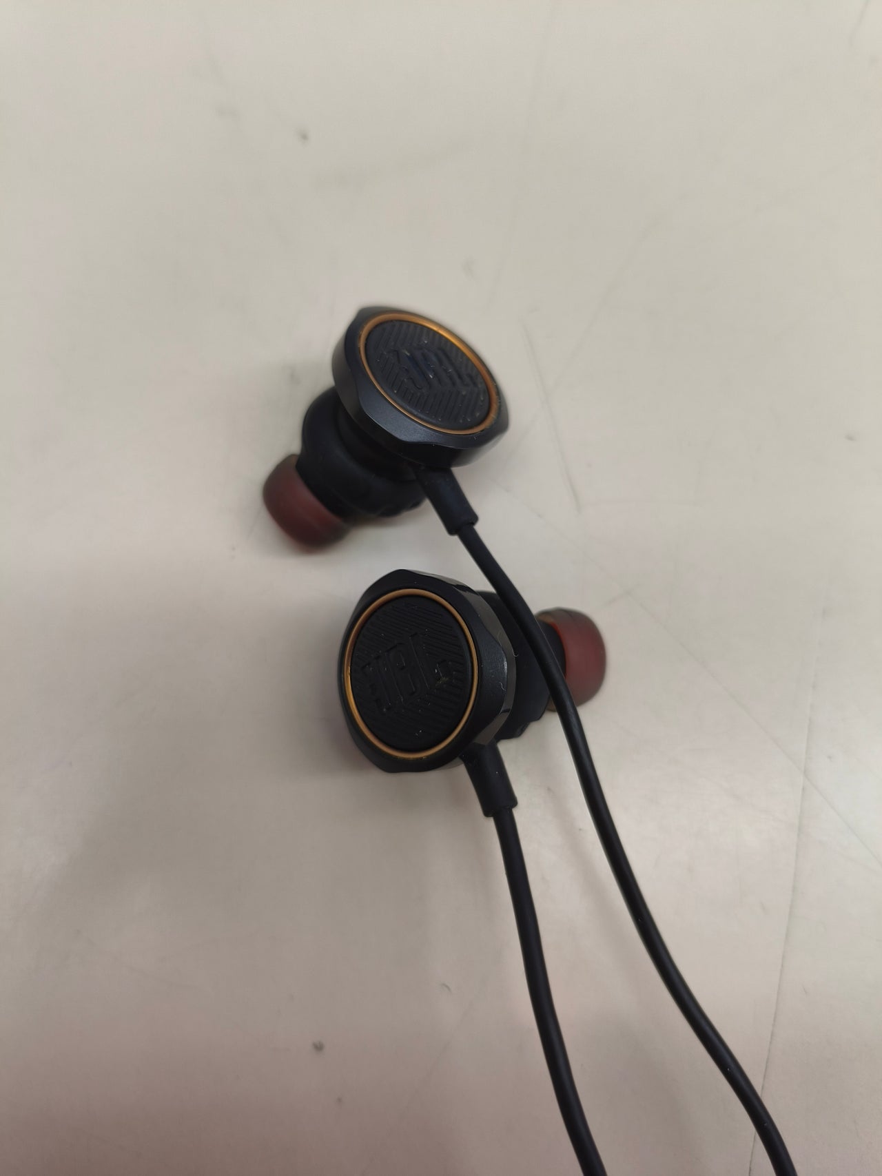 Auriculares gaming intraaurales con micrófono.
