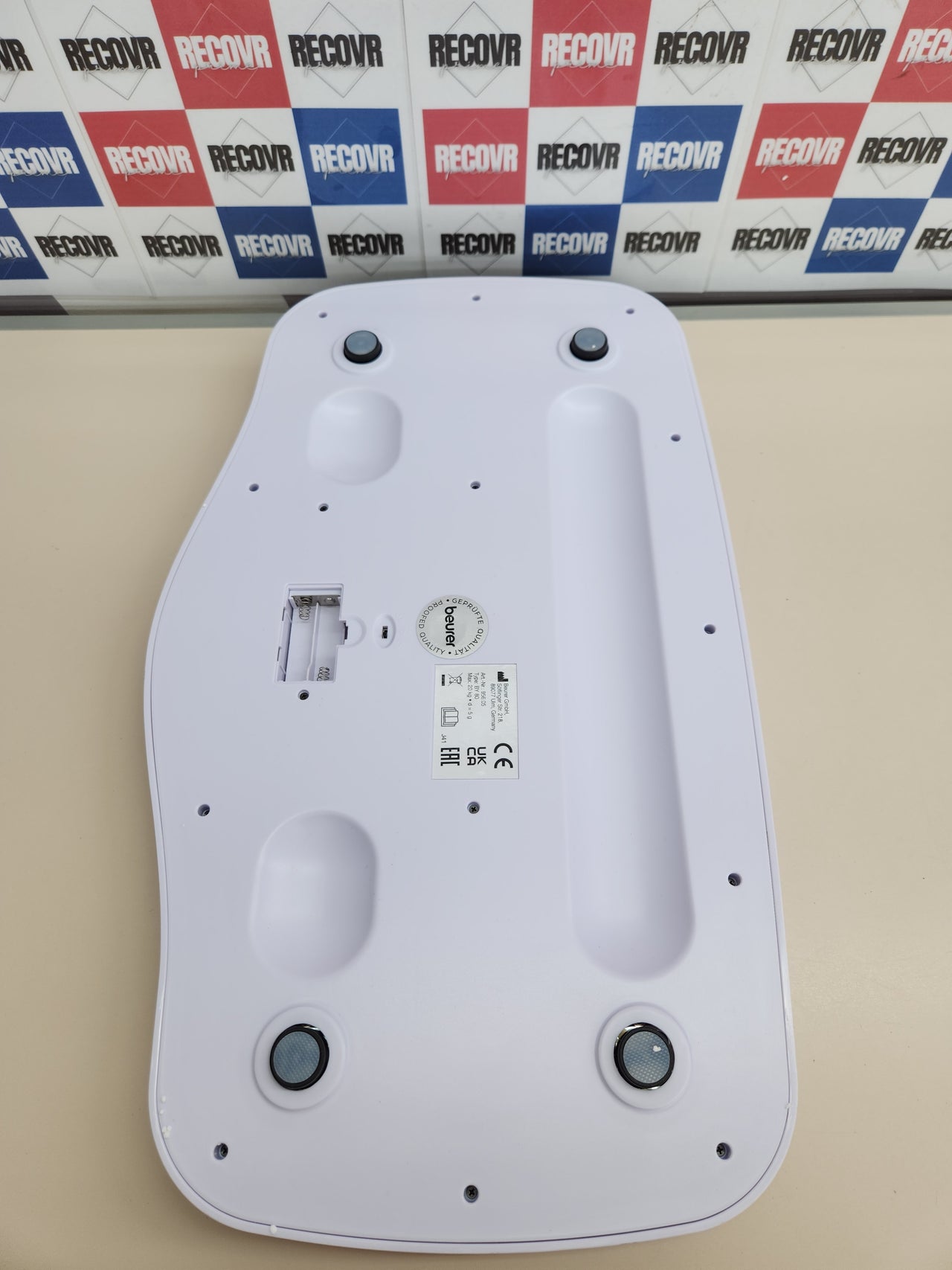 Báscula 20 kg para bebés, con superficie curvada y segura, función de tara y retención para bebés que patalean, medición y visualización en pasos de 5 g Beurer BY 80