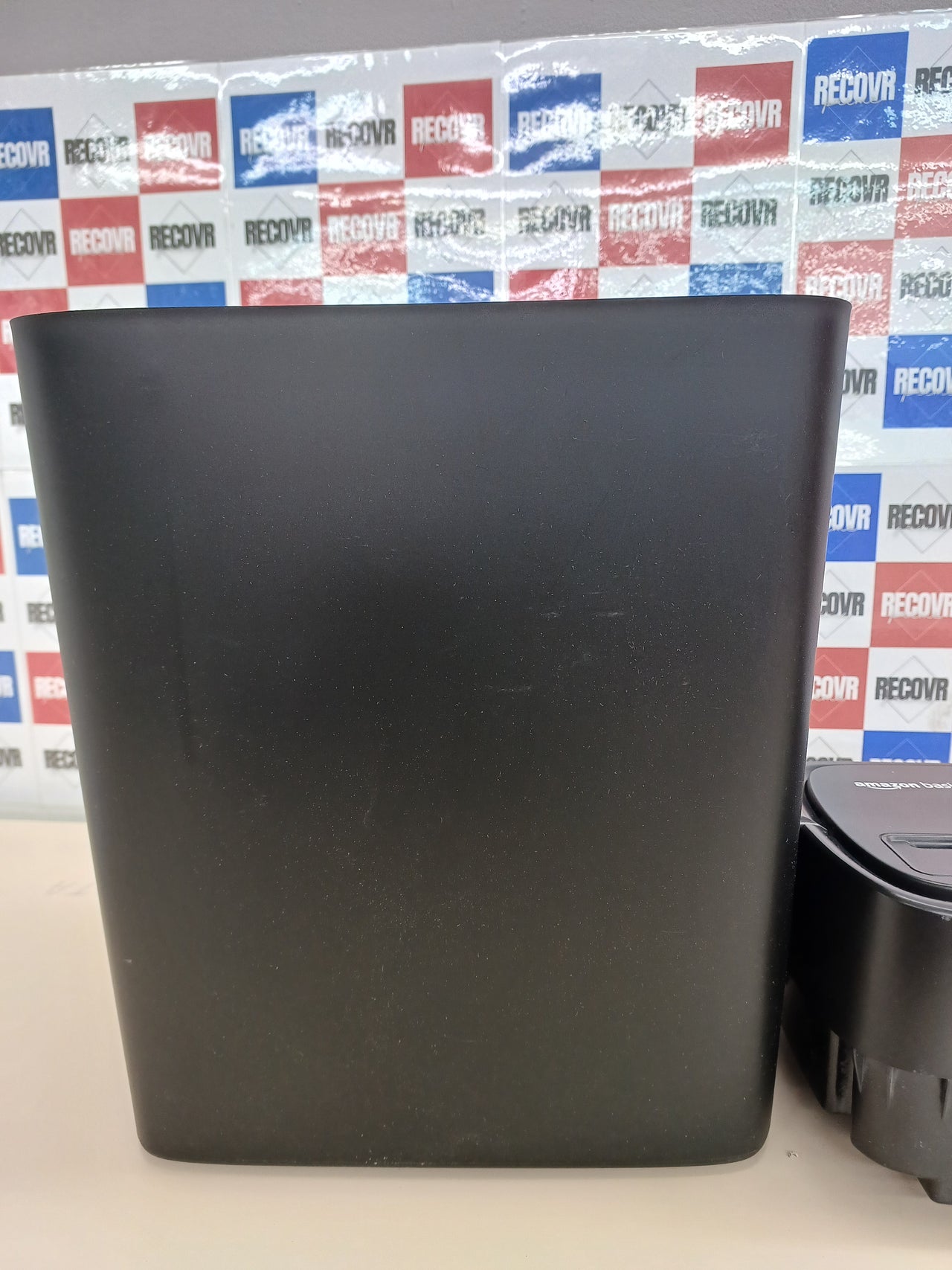 Amazon Basics Trituradora de corte cruzado con capacidad para 12 hojas (nuevlo modelo), para papel y tarjetas de crédito, Color Negro