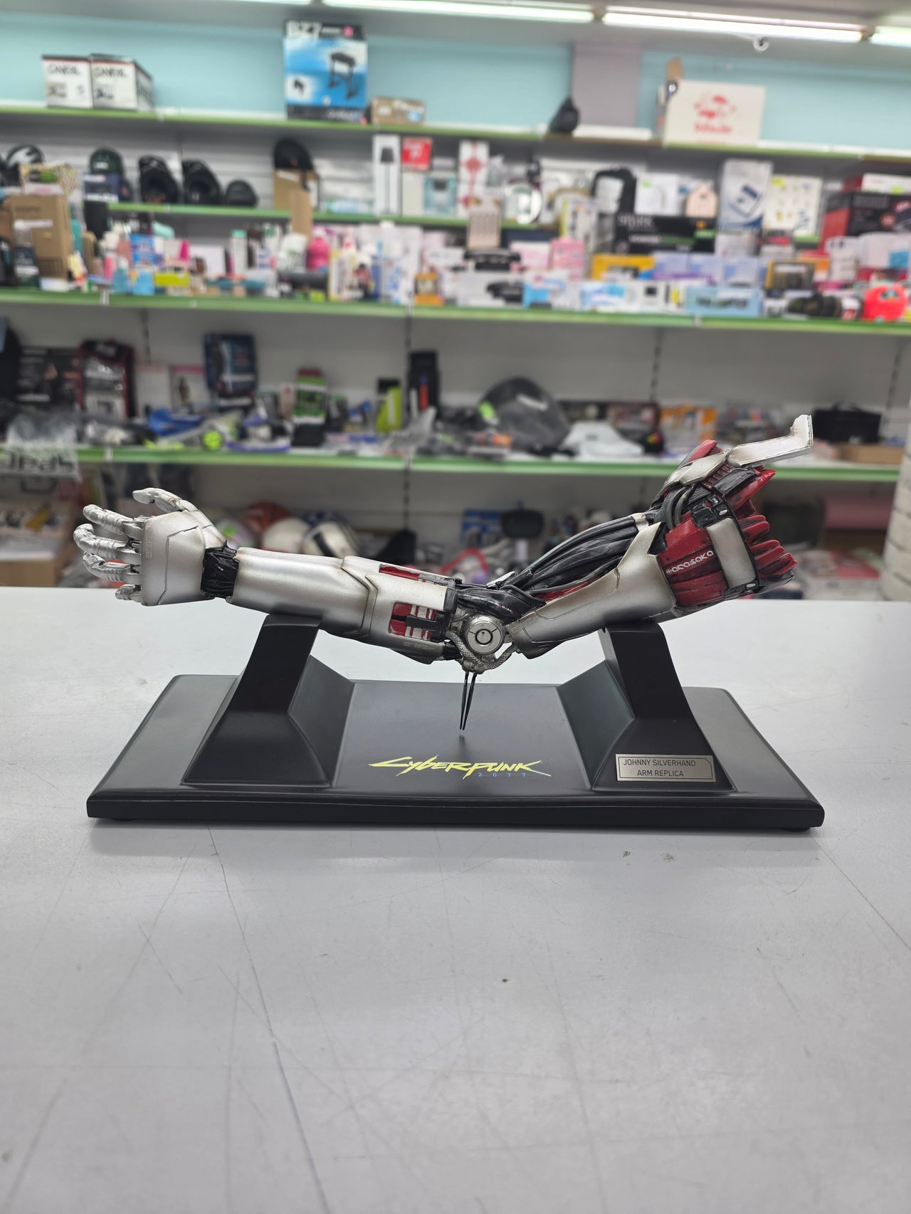 Brazo Johnny Silverhand Cyberpunk 2077 (30 cm)