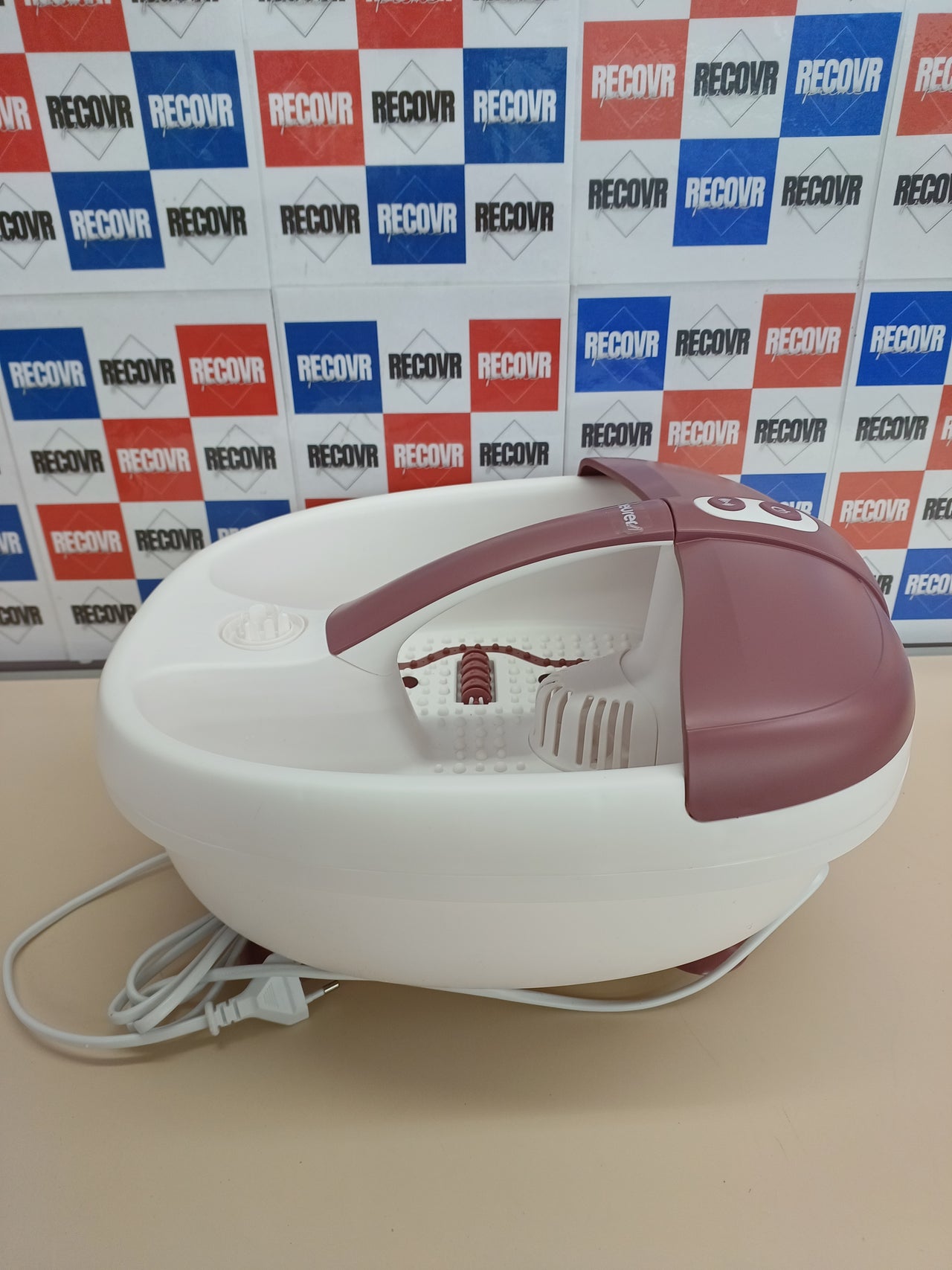 Beurer FB 35 Hidromasaje para Pies, 140 W, 3 funciones de masaje vibratorio, masaje con burbujas, calentamiento de agua, 16 imanes, aromaterapia, 41 x 38 x 17 cm, rojo y blanco