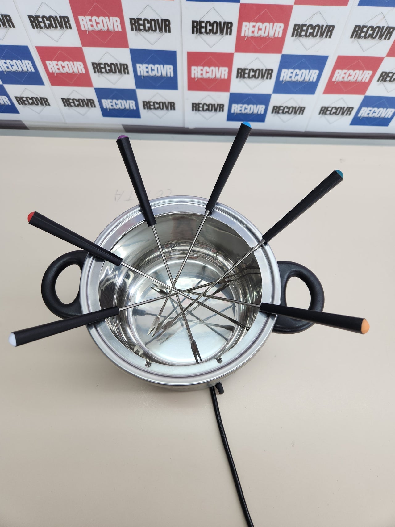 Fondue Eléctrica 1200W, 1,7 L, 6 tenedores, Para Fundir Chocolate o Queso, Temperatura Ajustable, Función Mantener Calor, Acero Inoxidable - 22560-56 Russell Hobbs