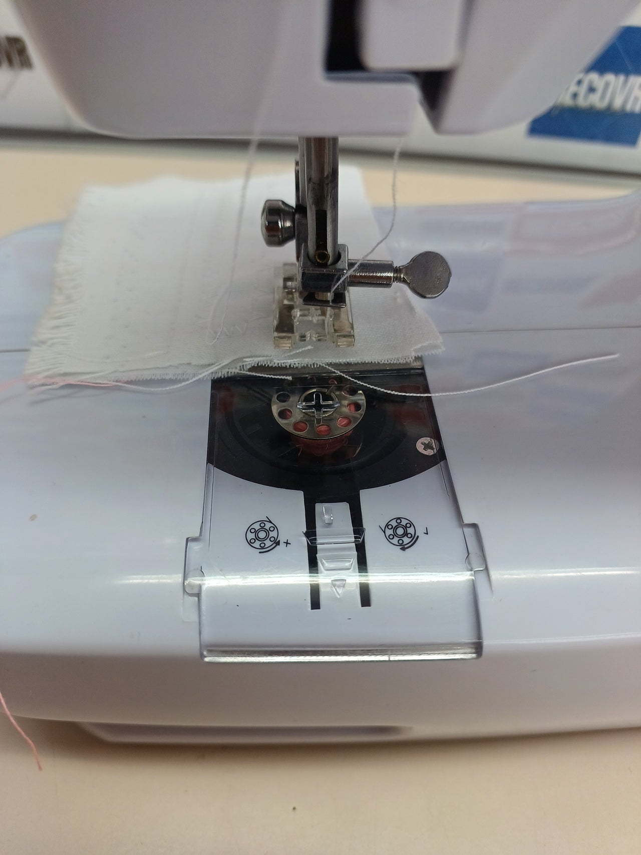 Máquina de Coser Tristar SM-6000