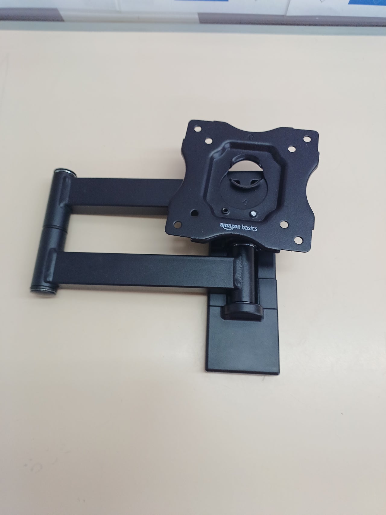 Soporte TV pared articulado 12–40" – Amazon Basics