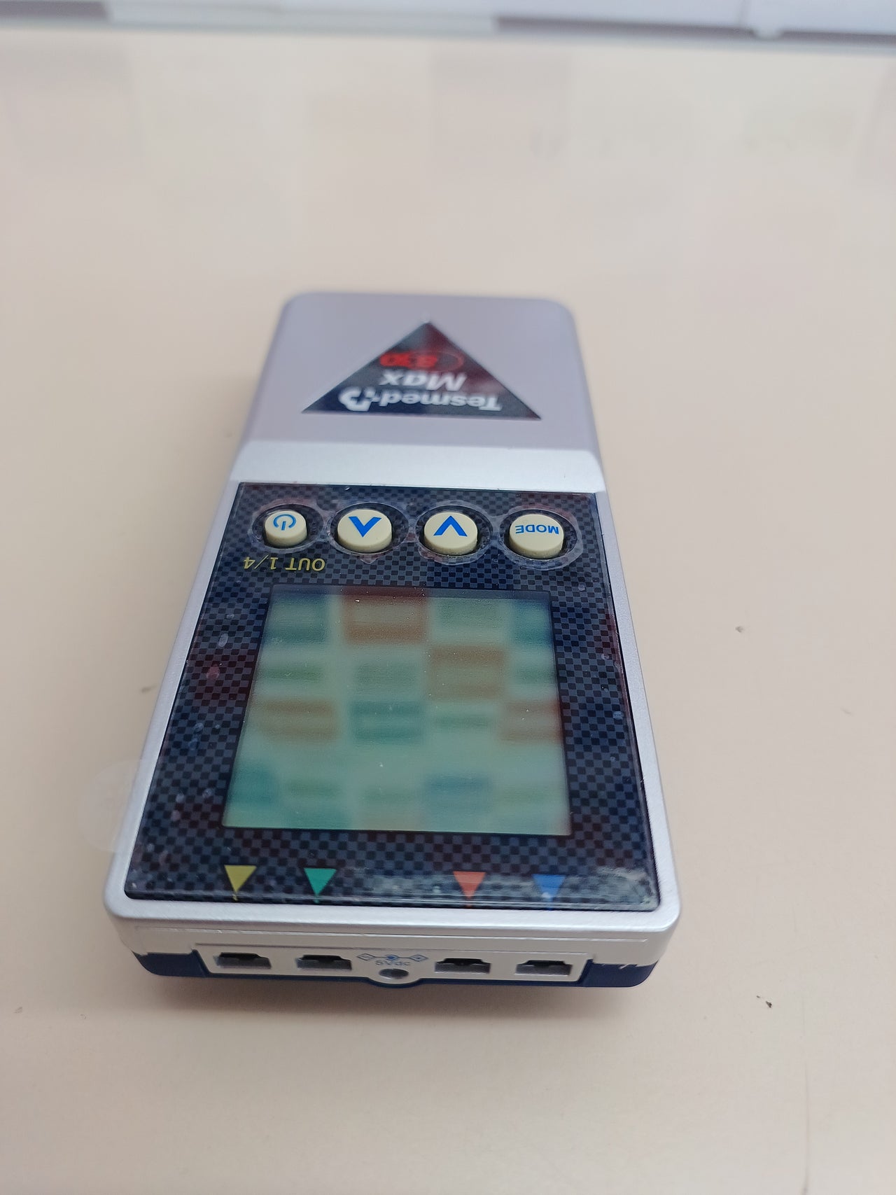 Electroestimulador 115 programas TENS/EMS 4 canalesTESMED Max 830 –