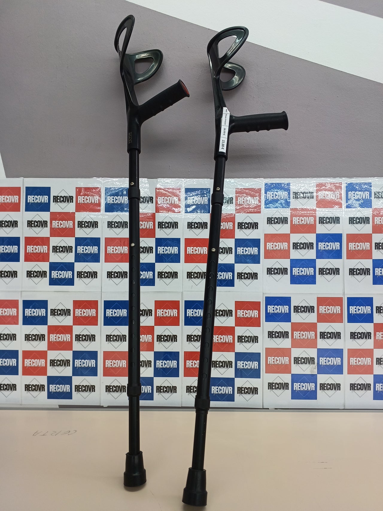VEVOR Muletas de Antebrazo para Adultos Plegables con Altura Ajustable de 10 Niveles, con Puño Abierto para Cirugía de Lesiones en las Piernas para Discapacitados, 1 Par, 175 x 125 x (962-1192) mm