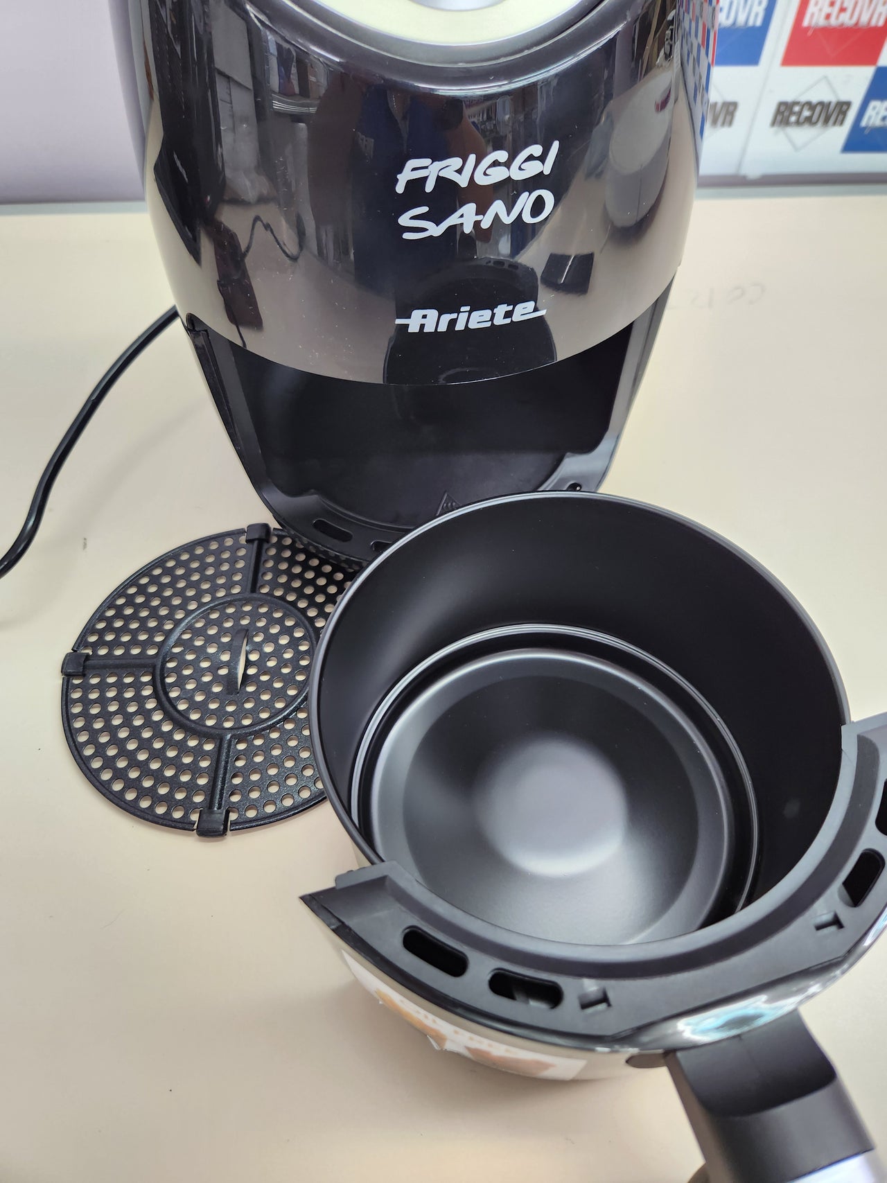 Freidora de aire, 2L, 100W  temperatura máxima 200 °C, color negro