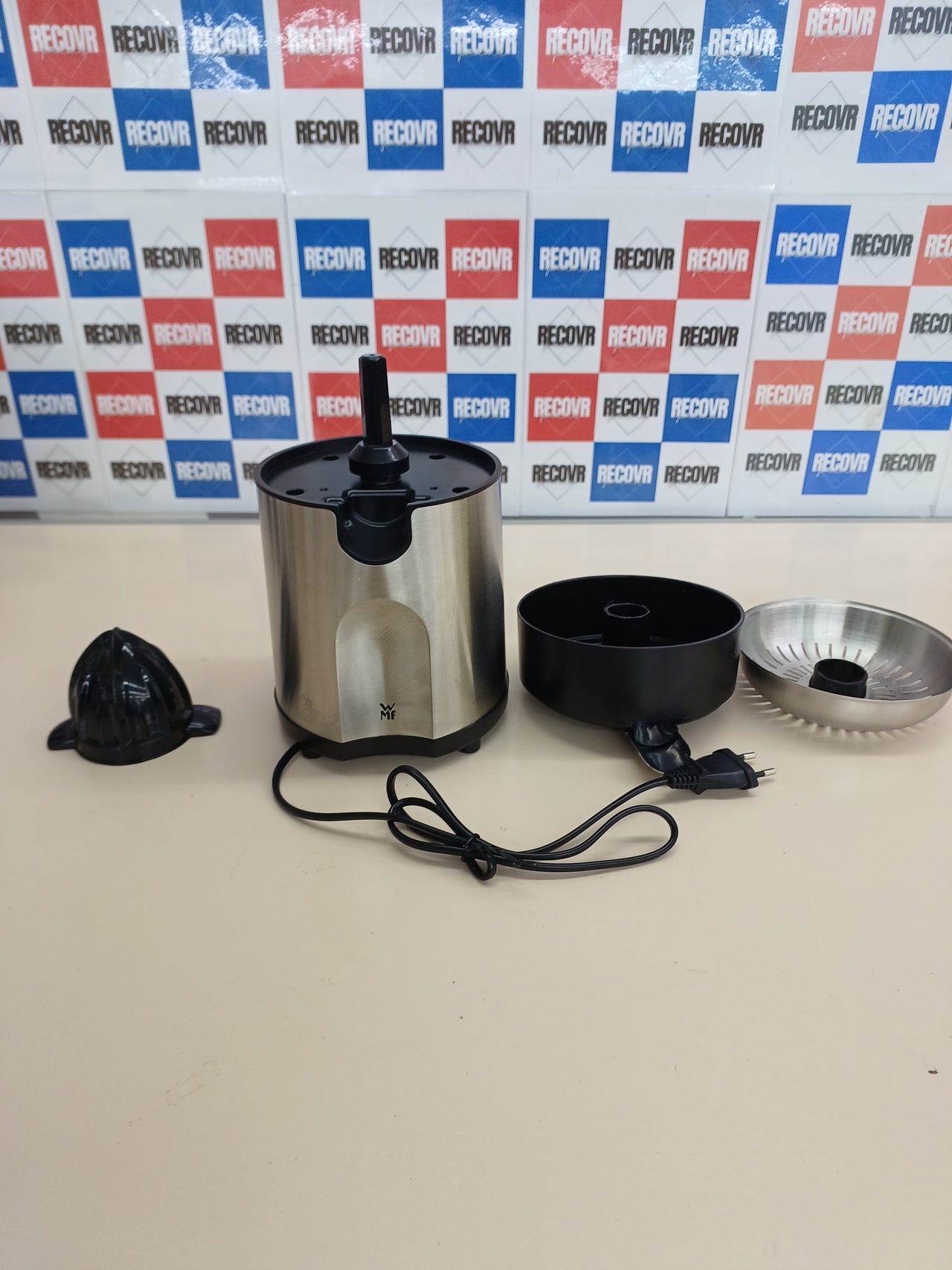 Exprimidor 85W con 2 conos y colador extraíble WMF