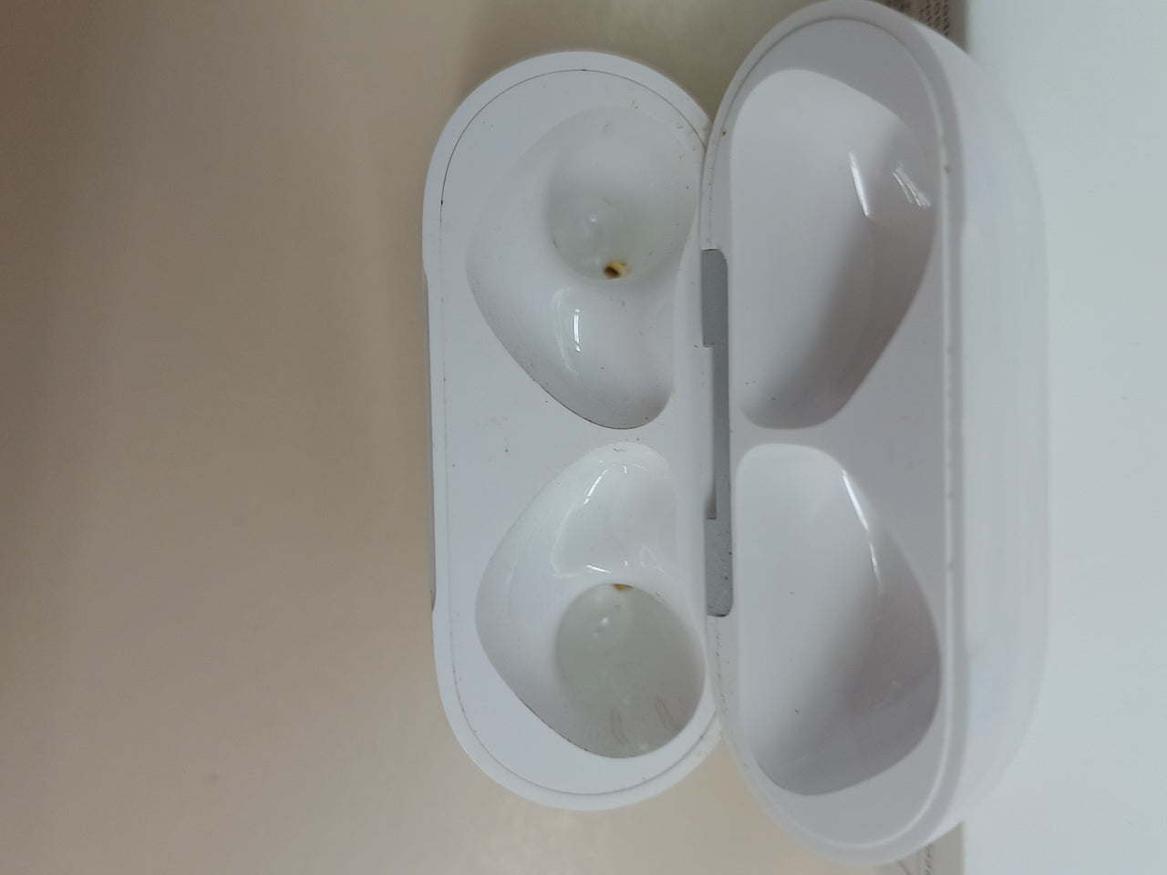 AirPods 4 con audio espacial y USB-C Apple