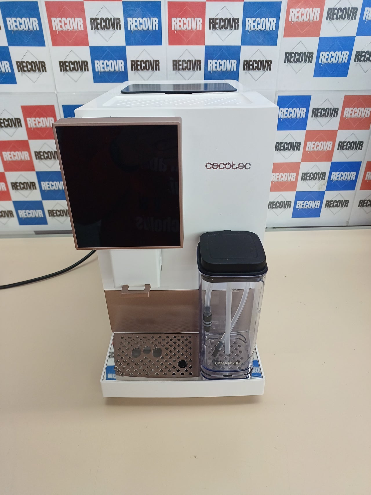 Cafetera superautomática WiFi 19 bares con leche y molinillo - Cecotec