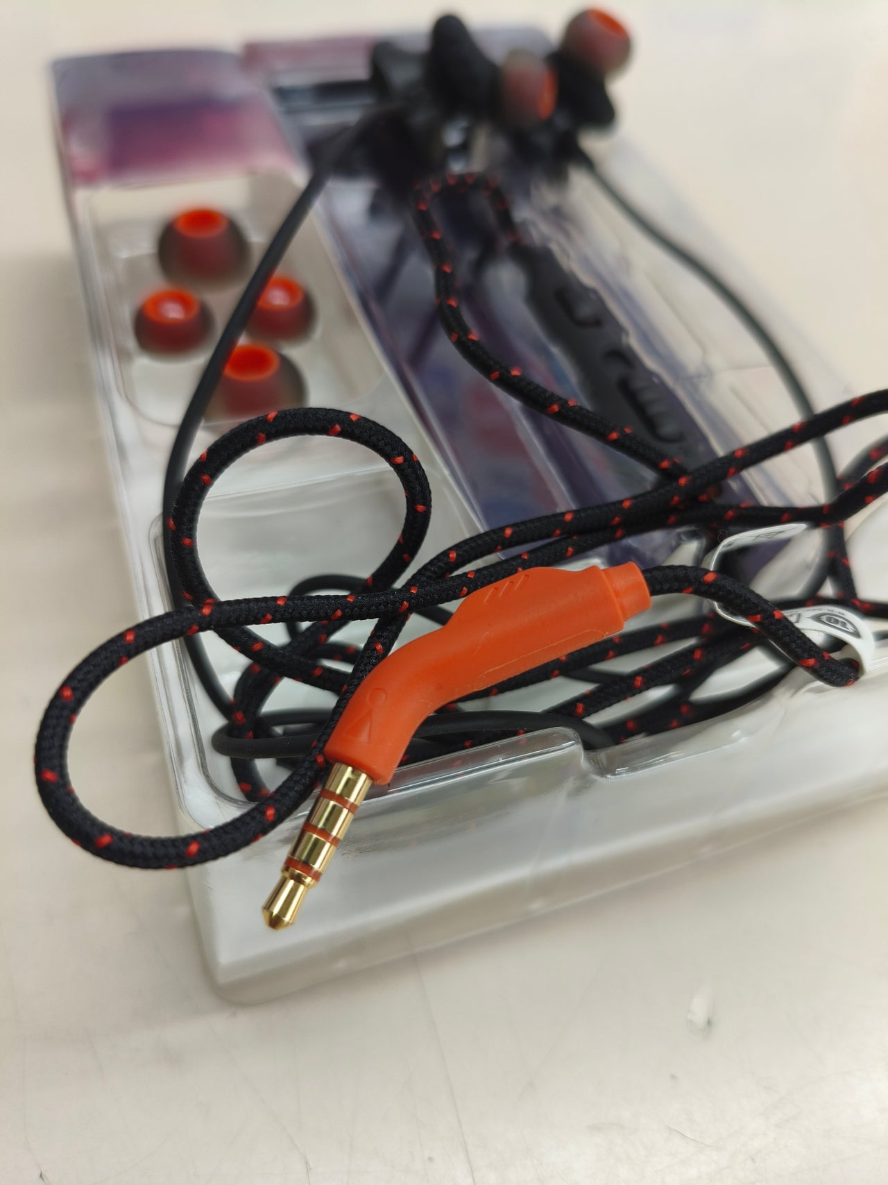 Auriculares gaming intraaurales con micrófono y control de sonido