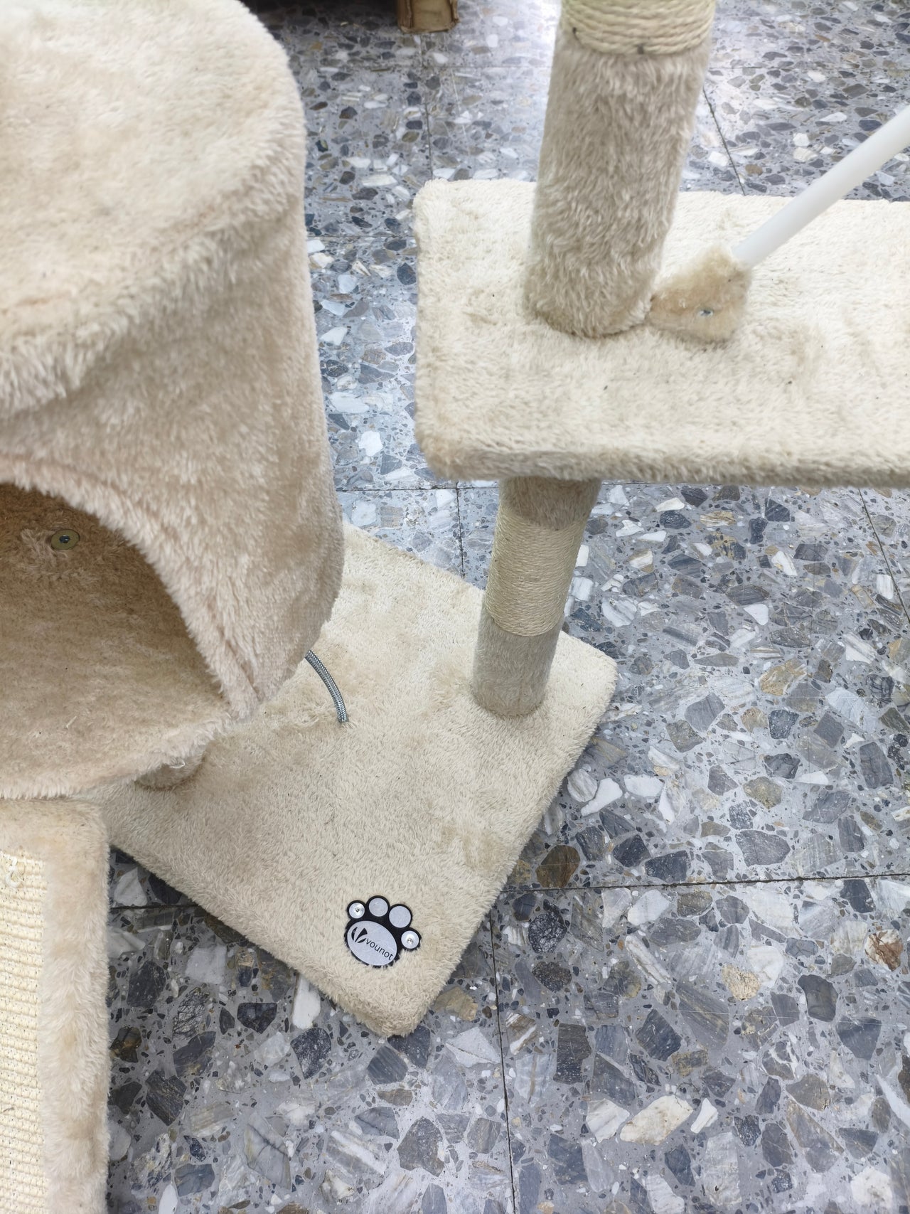 Árbol rascador para gatos VOUNOT 112 cm con plataformas y refugios beige