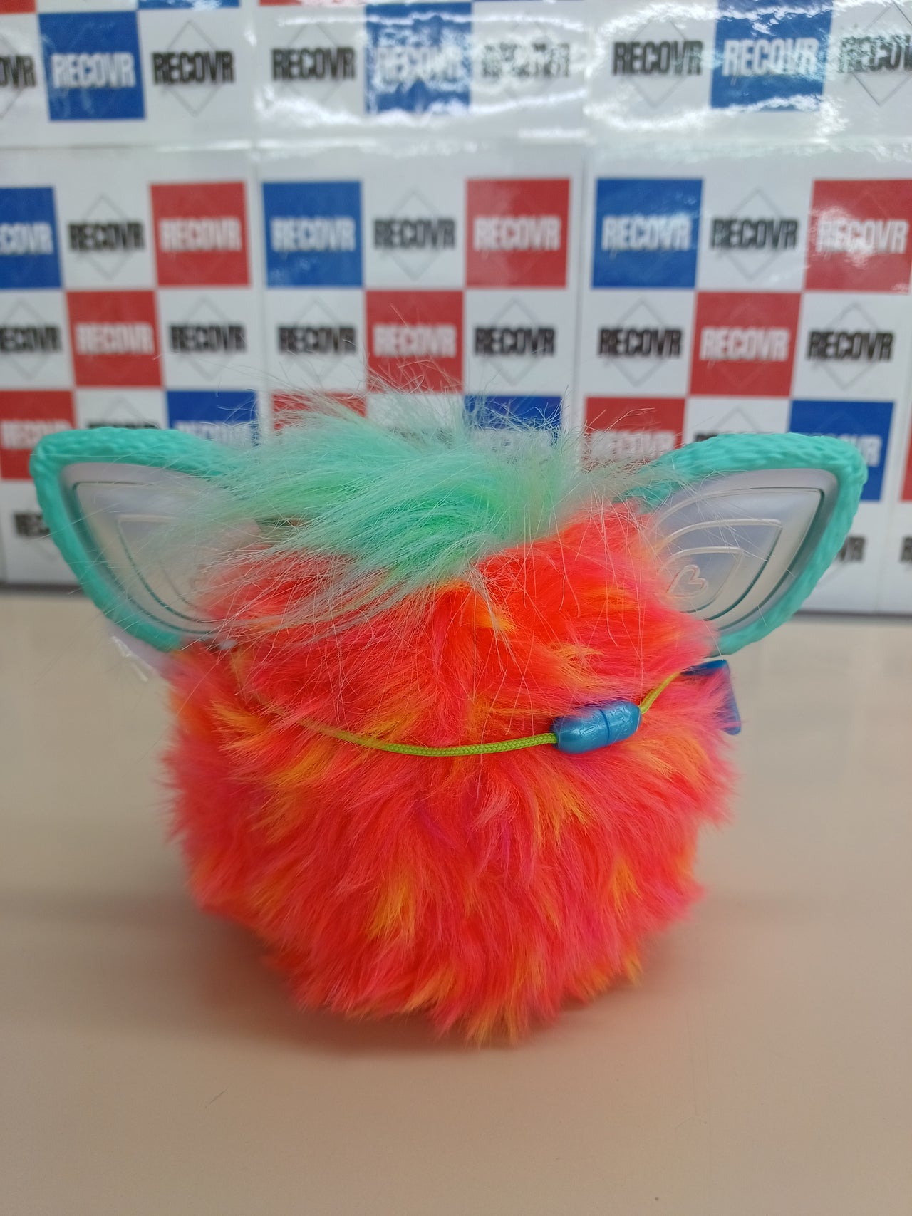 Furby Coral Juguete Interactivo con Control de Voz, para Niños a Partir de 6 Años, con 15 Accesorios de Moda – Versión en Italiano Hasbro