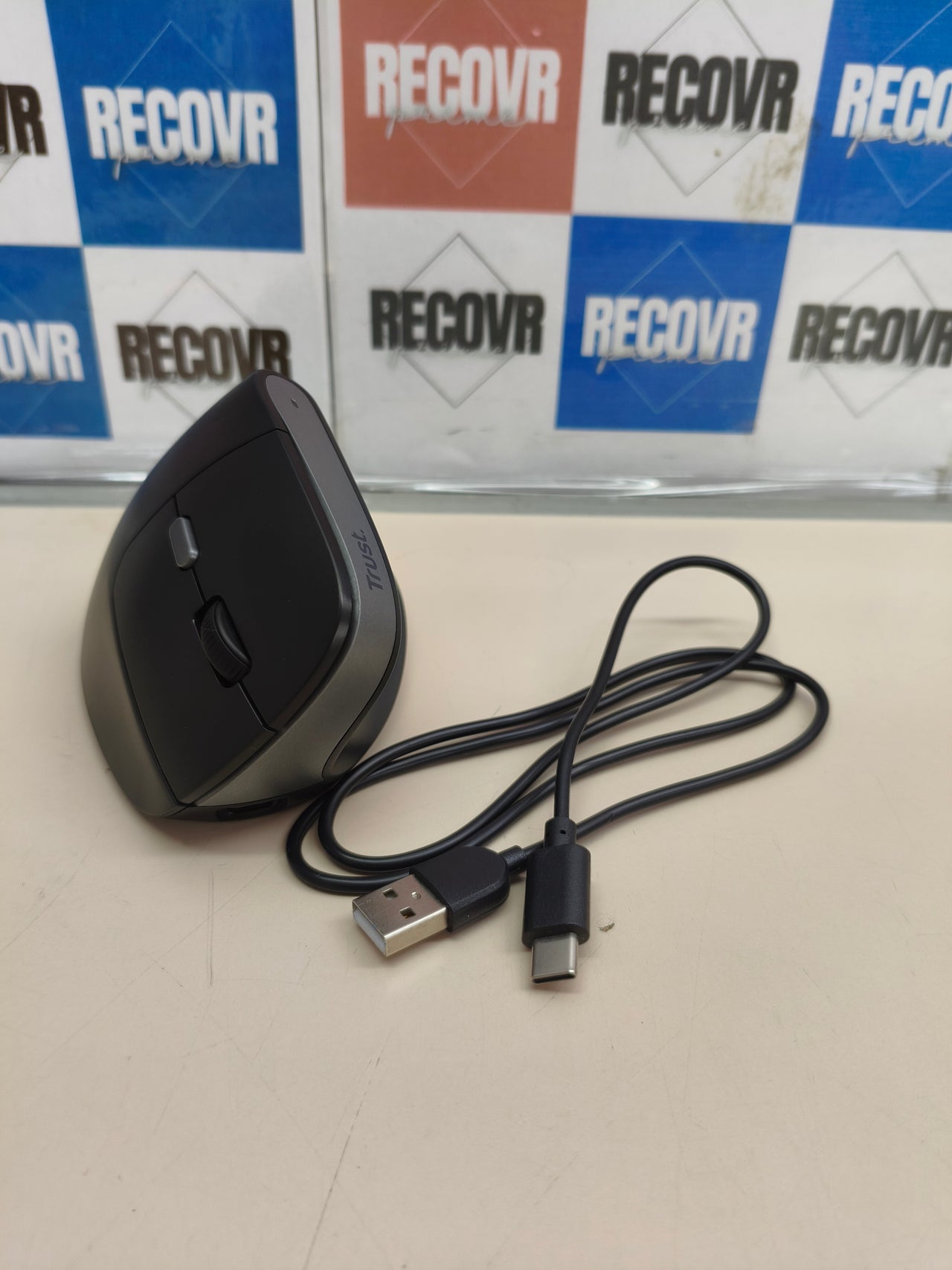 Ratón vertical ergonómico inalámbrico recargable Trust Yuno