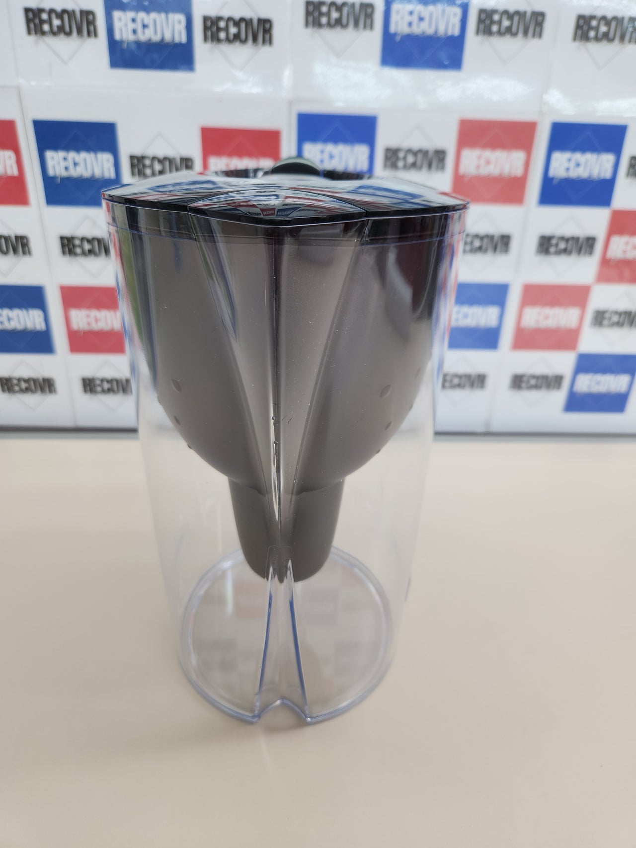 Jarra Filtro Agua2.4L Marella  jarra adaptable al frigorífico con LTI digital y tapa abatible que reduce cloro, cal e impurezas.BRITA