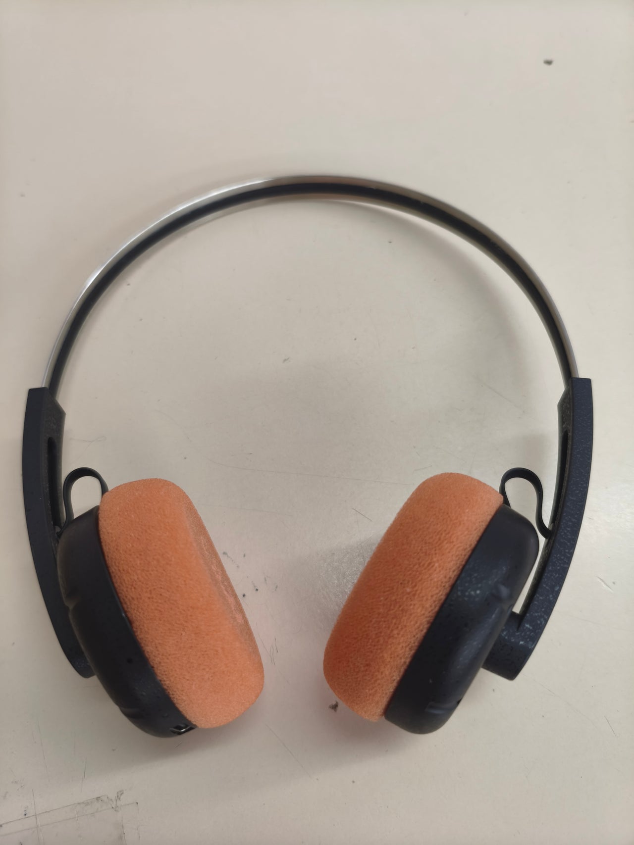 Philips Century 2000 Series - Auriculares inalámbricos supraaurales TAH2000BK/00 The Ringo, Auriculares Retro Bluetooth 5.4 con Tiempo de reproducción de 26 Horas, multipunto, micrófono, Controles