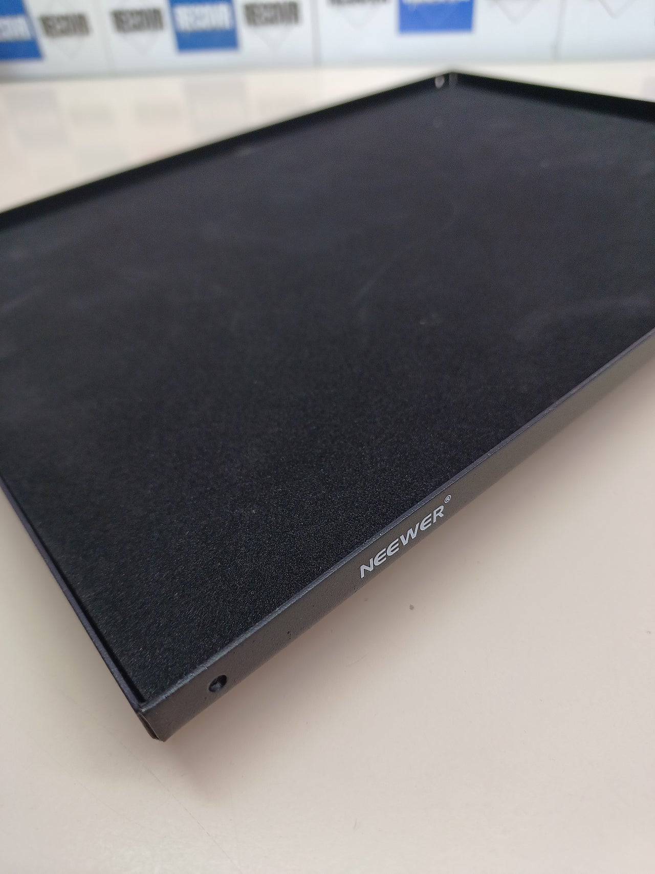 Soporte de Bandeja para proyector de palés para Laptop de 1/4 a 3/8 Pulgadas, Soporte de trípode para Uso en escenarios, Salas de reuniones, Salas de conferencias al Aire Libre Neewer