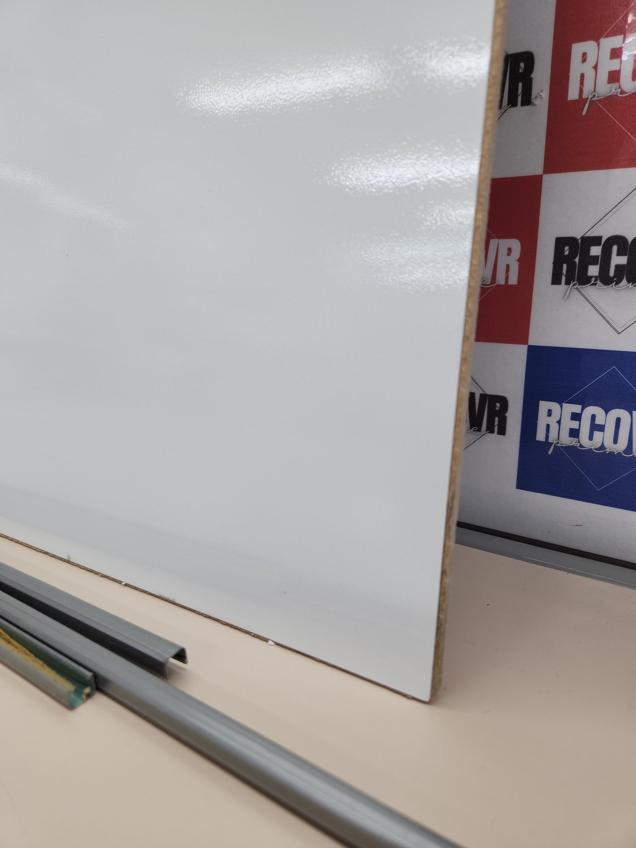 Pizarra Blanca 120 x 90 cm Magnética, Superficie de Acero Lacado en Seco, Marco de Tech Alloy Gris BoardsPlus Economy
