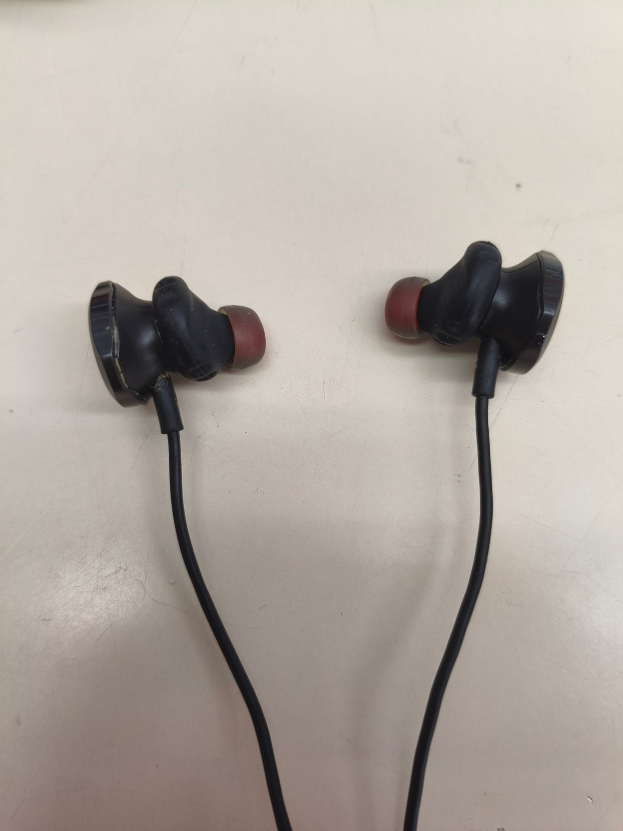 Auriculares gaming intraaurales con micrófono.