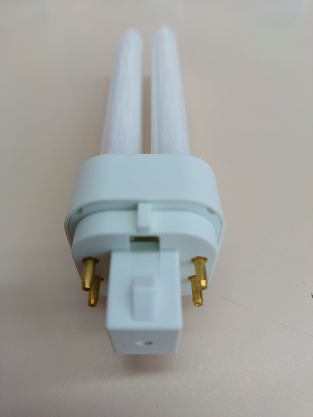 OSRAM DULUX D/E 13 Lámpara LED para casquillo G24Q-1, 6 vatios, 600 lúmenes, blanco cálido (3000K)