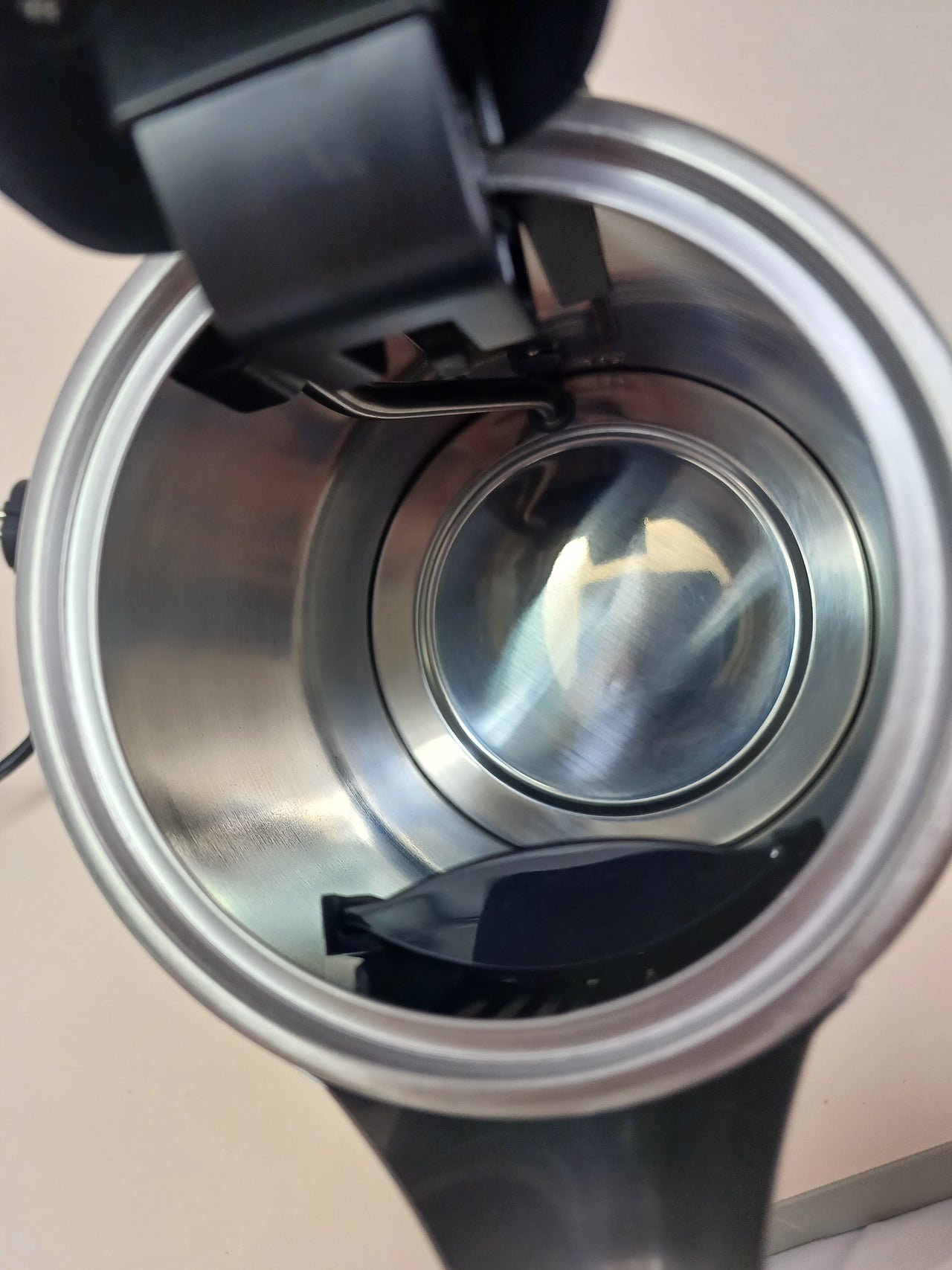 Hervidor Agua - 1.7L, Tapa Resorte, Indicador Luminoso, Acero Inox, Base con Giro. Philips