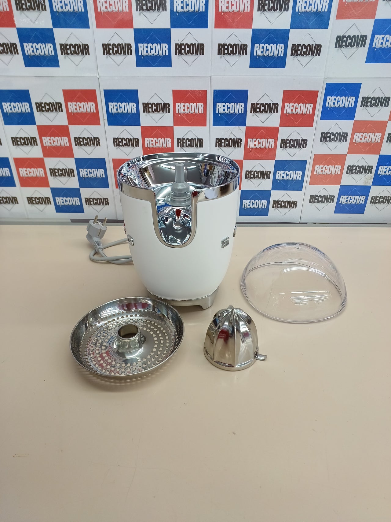Exprimidor de cítricos Smeg CJF11PKEU