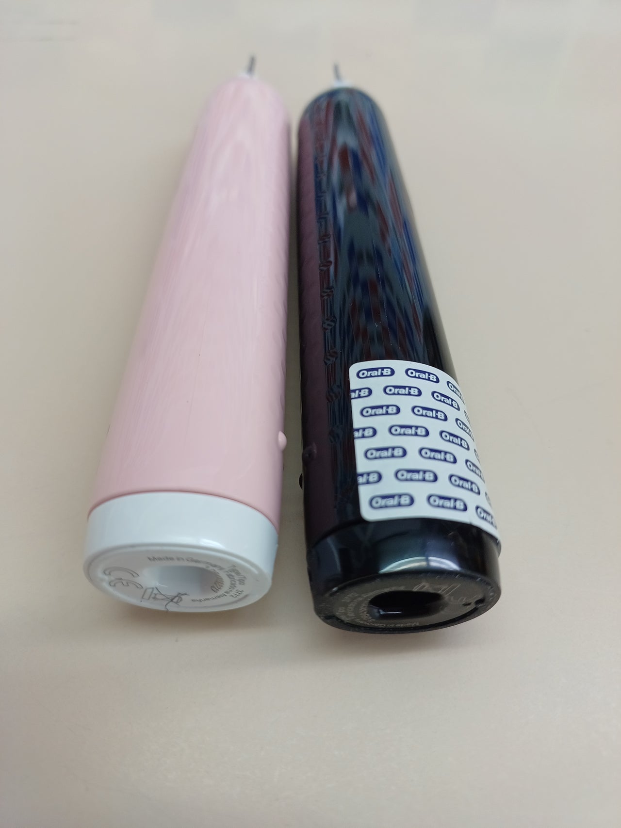 Oral-B Pro 3 3900N Cepillos de Dientes Eléctricos (Pack de 2) con Mango Recargable y Cabezal de Recambio, Diseñado Por Braun, Regalos Orginales para Mujer y Hombre - Negro y Rosa