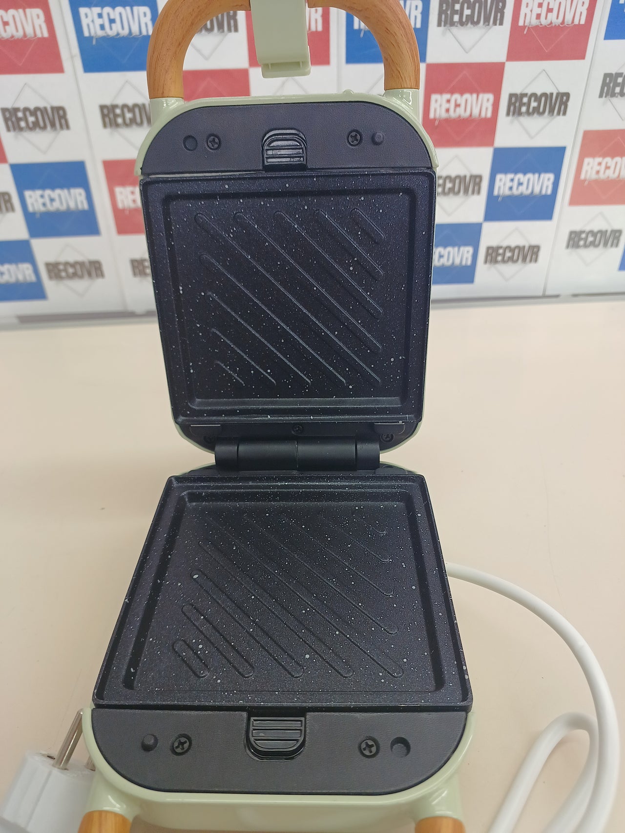 Sandwichera retro 700 W con 3 placas intercambiables CECOTEC