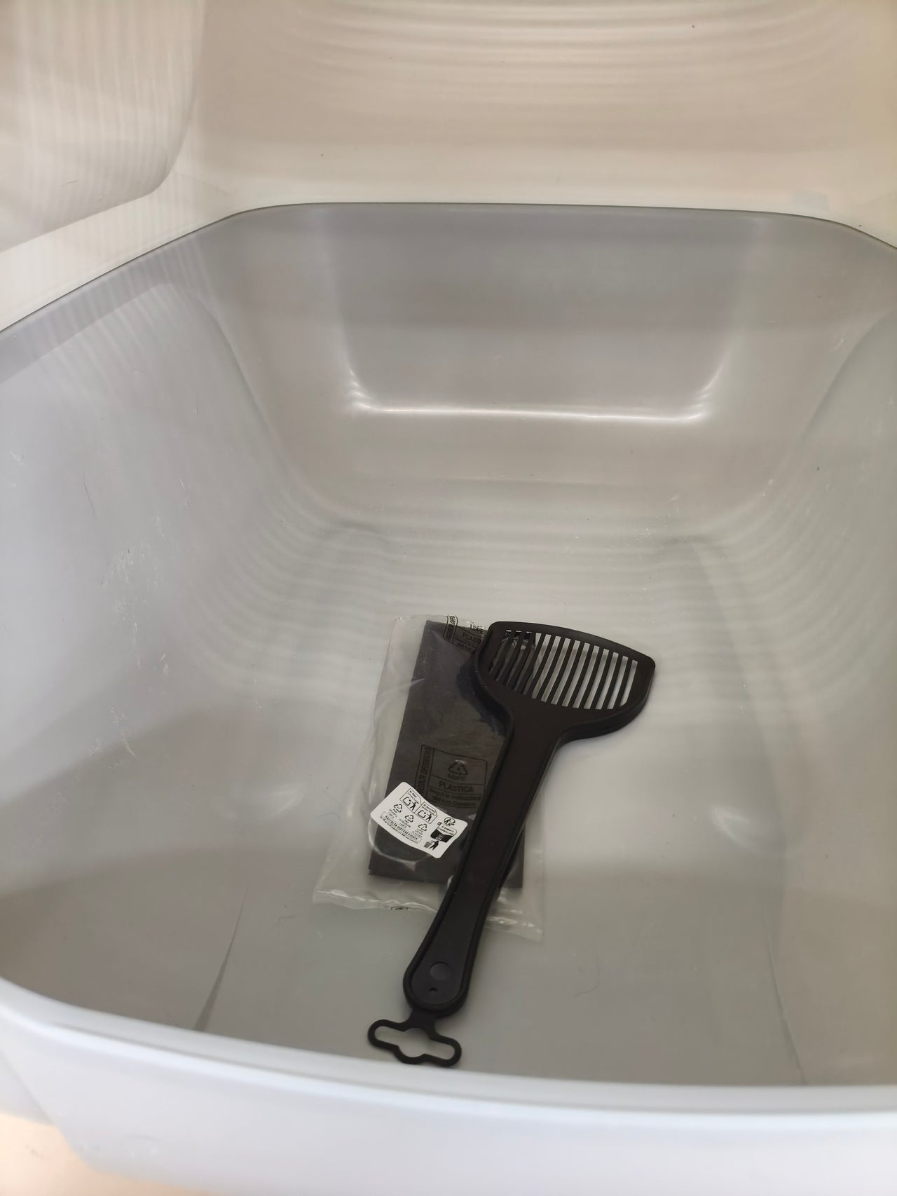 Arenero cubierto para gatos Ferplast XXL con pala y filtros antiolor gris