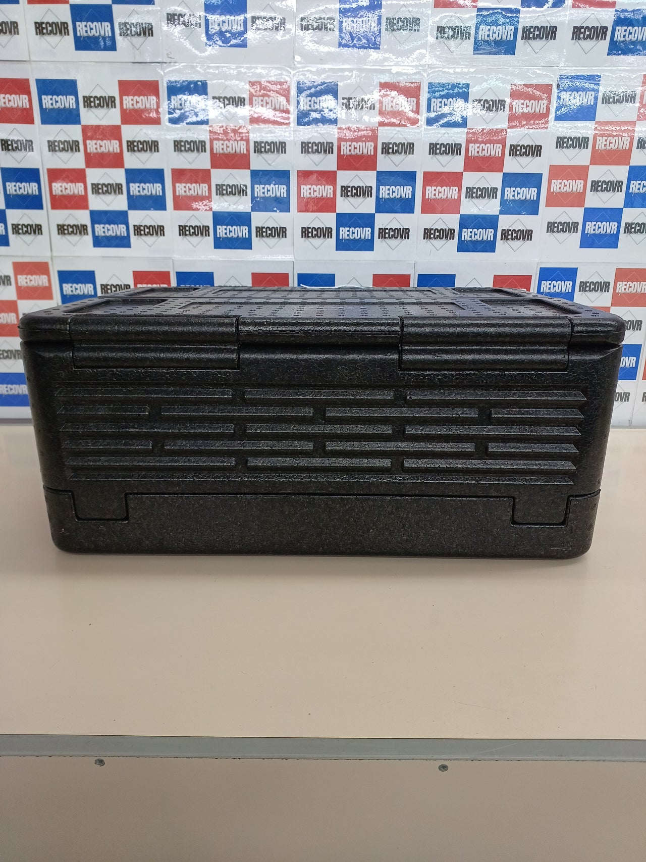 Caja Isotérmica 38,5L Resistente Aislante y Impermeable Negro