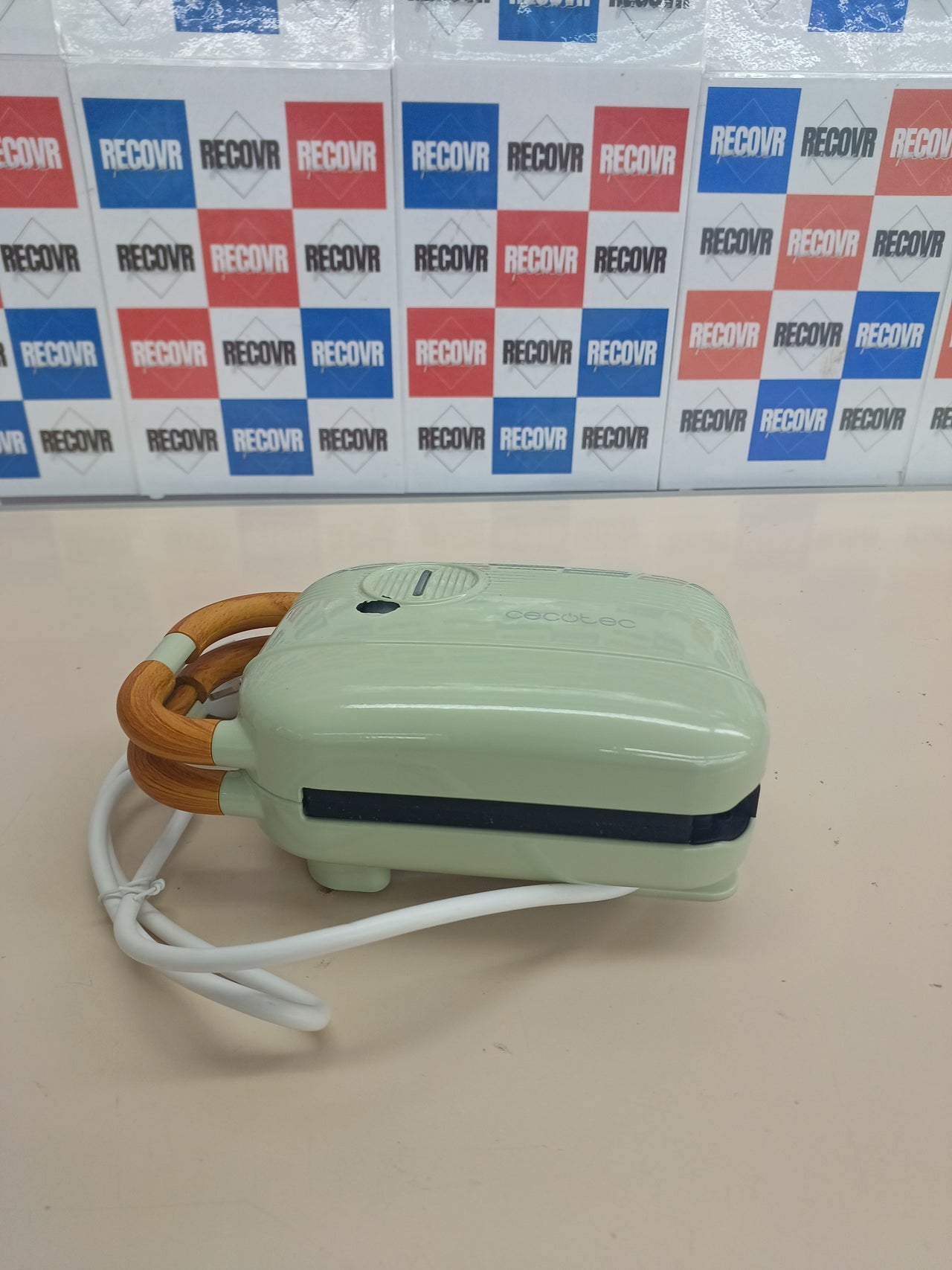 Sandwichera retro 700 W con 3 placas intercambiables CECOTEC