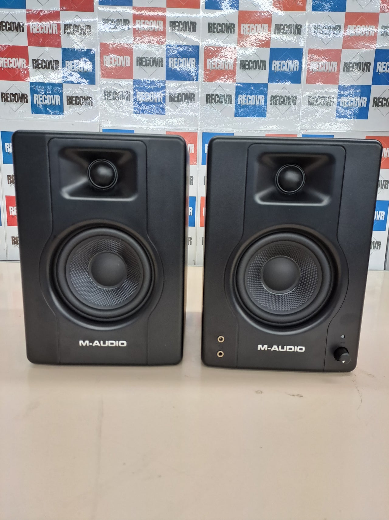 Monitores de estudio autoamplificados 120W