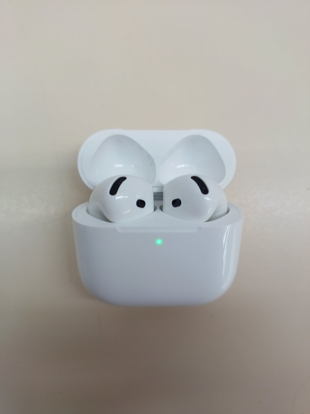 AirPods 4 con audio espacial y USB-C Apple