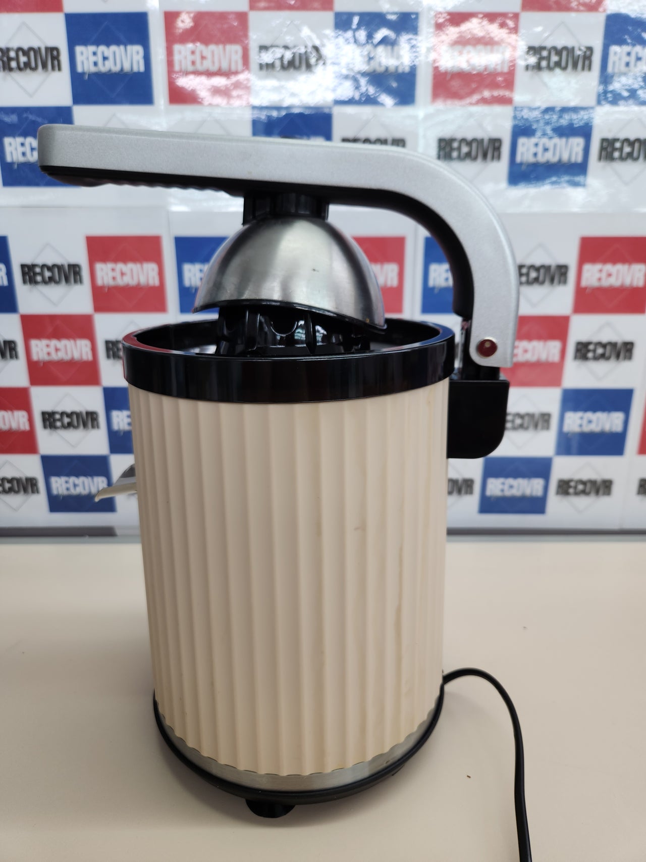 Exprimidor 600W Eléctrico de Brazo para Naranjas y Cítricos Xqueeze RetroJuice 600 Beige. Estilo Retro, Filtro de Acero Inoxidable, Cono de Plástico, Palanca para Extraer Pulpa, Antigoteo Cecotec