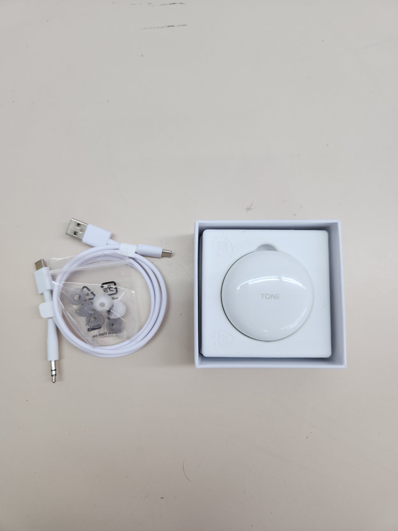 Auriculares Intraurales Bluetooth, ANC Cancelación Tone Free Fit DFP9 con Sistema Meridian,  LG Electronics  Activa de Ruido, Compatible con Siri y el Asistente de Google, Blanco, Pequeño