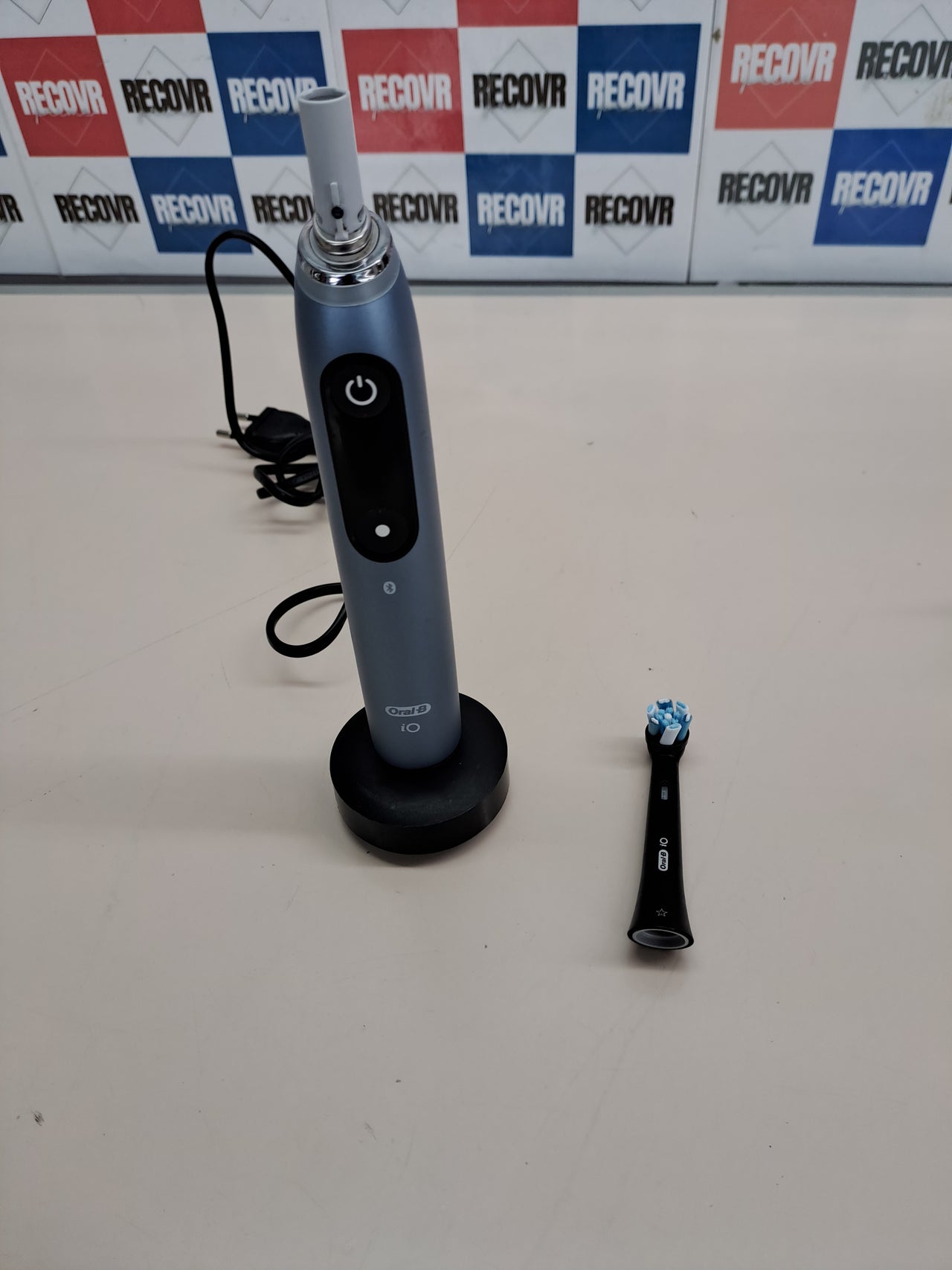 Oral-B iO 9 cepillo eléctrico con estuche cargador azul